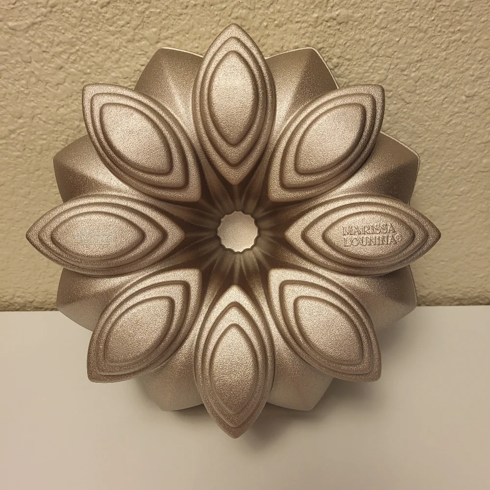 NIB Baker's Secret Cast Aluminum Bloom Fluted Tube Pan